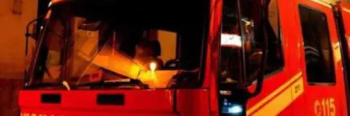 Salento, in fiamme stabilimento balneare