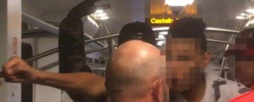 Baby gang di africani aggredisce passeggeri sul treno: il video inedito