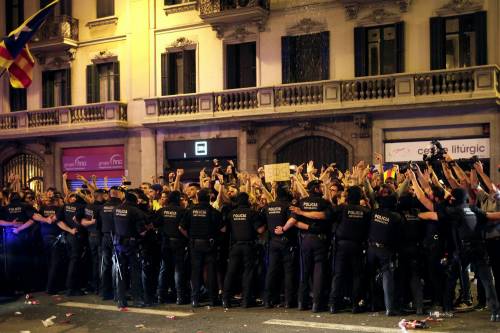 Gli albergatori della Catalogna sfrattano la polizia spagnola