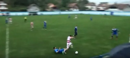 Orrore in campo, perde un testicolo dopo un calcio dell'avversario
