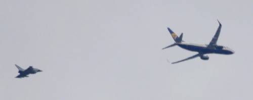 Londra, un jet militare della Raf scorta a terra un aereo Ryanair
