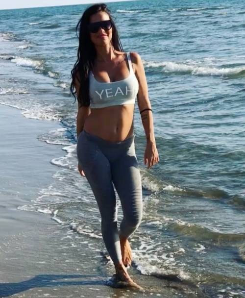 Antonella Mosetti, corsa sexy in spiaggia