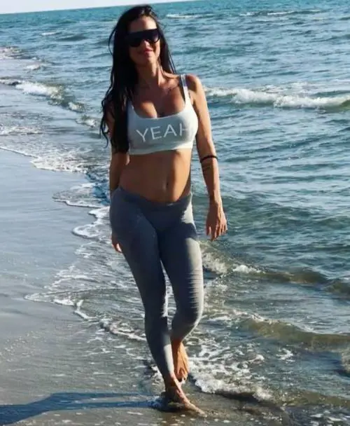 Antonella Mosetti, corsa sexy in spiaggia