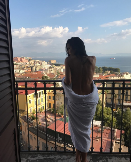Pamela Prati nuda sul balcone