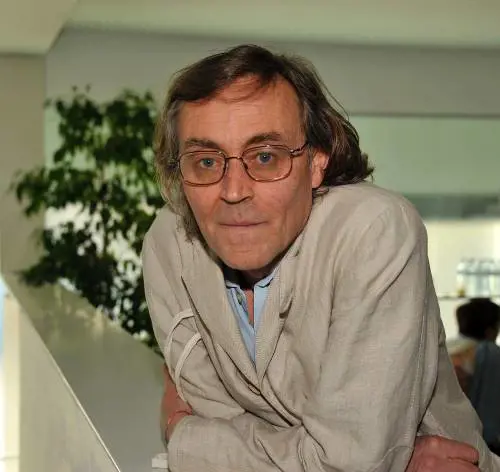 "Niente moralismo, l'ironia non ci salverà ma almeno ci diverte"