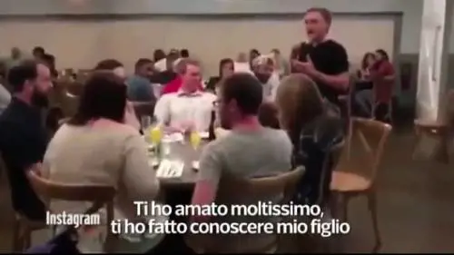 Finge di chiederle la mano e invece la umilia davanti a tutti
