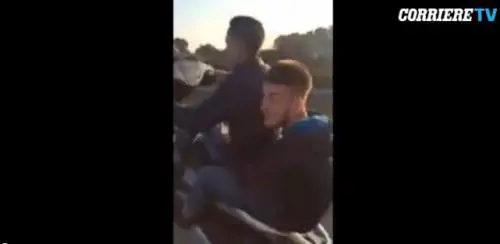Napoli, in tangenziale impennando e senza casco: insulti dal web