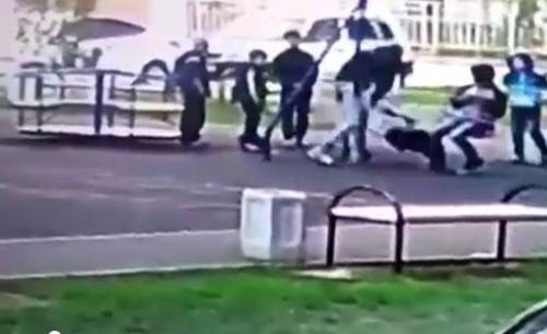 Il bimbi prendono in giro il figlio. Il padre interviene e li picchia