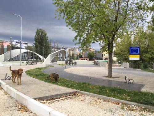 Il cuore "spaccato" di Mitrovica e il ponte che non riesce a unire