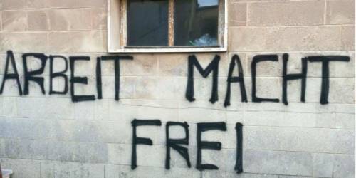 Lecce, spunta una scritta nazista sul centro per richiedenti asilo