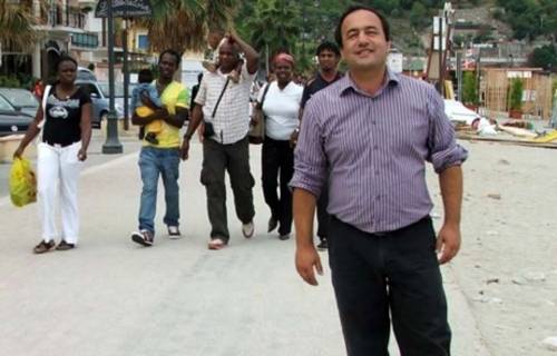 Il sindaco eroe dei migranti finisce indagato per truffa