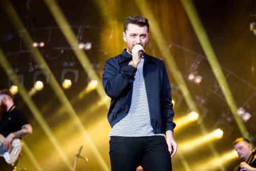 Sam Smith pizzicato a baciarsi con la star di Tredici