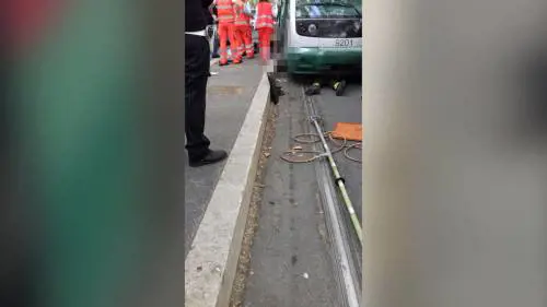 Roma, donna investita da un tram ai Parioli: estratta viva dai vigili del fuoco