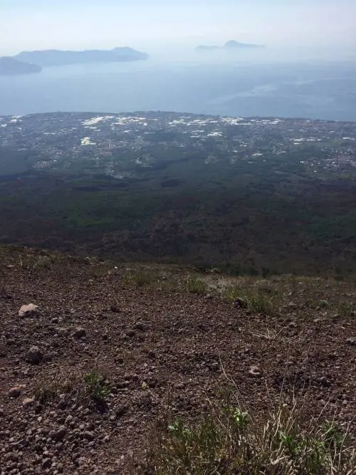 Vivere sulle pendici del Vesuvio tra fatalismo e rischio eruzione