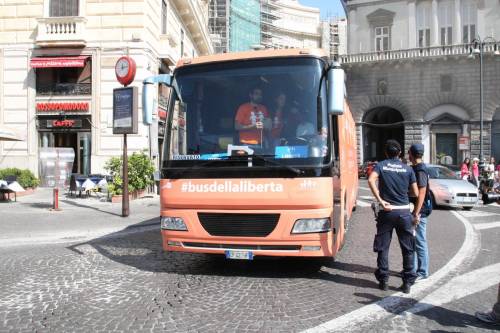 Parigi è nel mirino dei jihadisti ma se la prende col bus anti gender