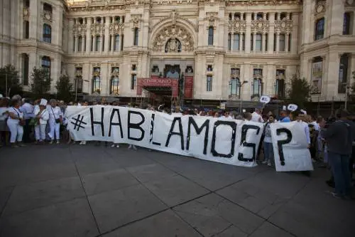 Catalogna, in piazza a Madrid per l'unità, a Barcellona per il dialogo
