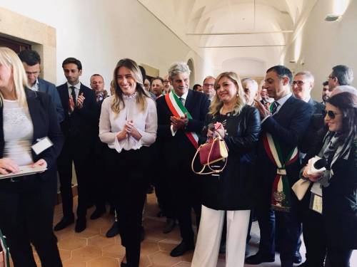 Il web stronca la Boschi in processione