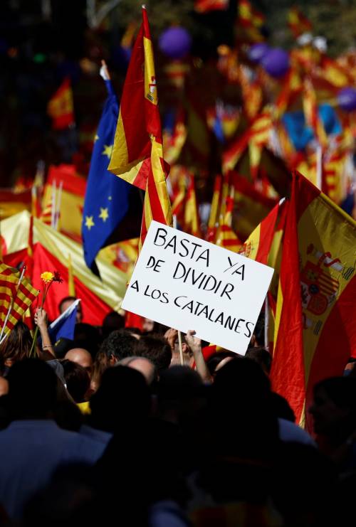 Catalogna, "Recuperiamo il buon senso": migliaia in piazza a Barcellona