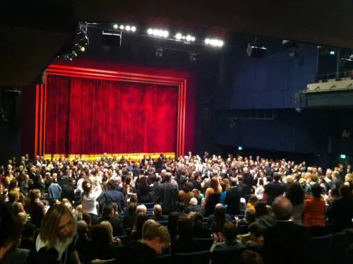 Roma, traduttrici per non udenti sul palco: attrice li sposta