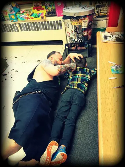 Il gesto del parrucchiere per il bimbo autistico: si sdraia a terra al suo fianco per finire il taglio