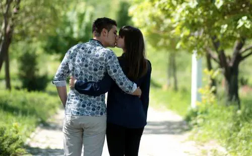 Un bacio in una foto di archivio