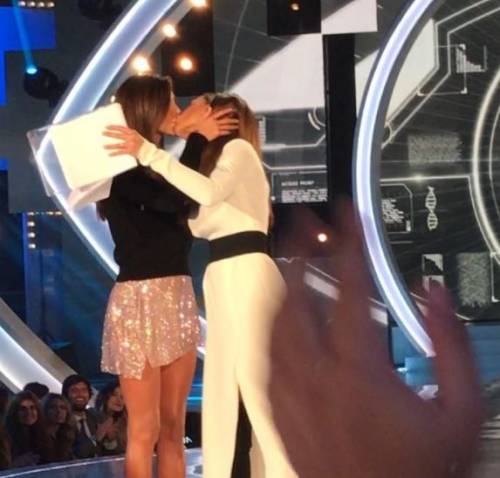 Gf Vip, il bacio tra Belen e Ilary continua a scatenare il pubblico