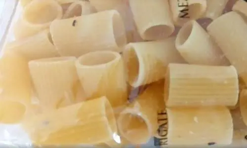 "Insetti nella busta di pasta" Il video virale su Facebook