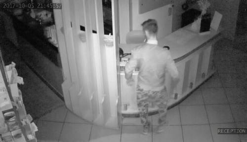 Rimini, il ladro entra nell'albergo e il proprietario pubblica le foto su Facebook: "Fate attenzione"