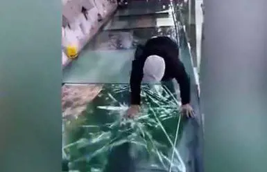 Il ponte in vetro "si spacca": panico tra i turisti