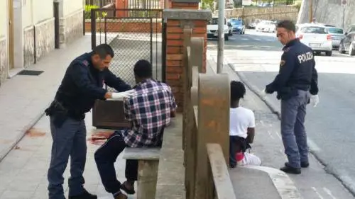 Frosinone, la rissa tra immigrati finisce a coltellate