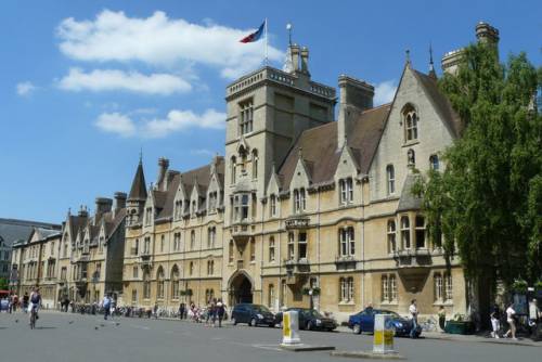 Oxford mette al bando l'associazione studentesca cristiana