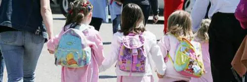 Vermi nel piatto di pasta. Scoperta choc nella mensa a scuola