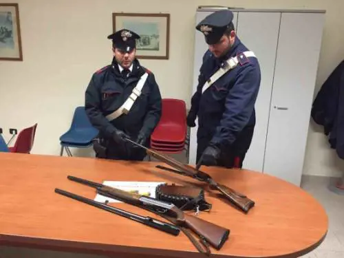 Reggio Emilia, scambia gli operai sul tetto per ladri e spara con un fucile