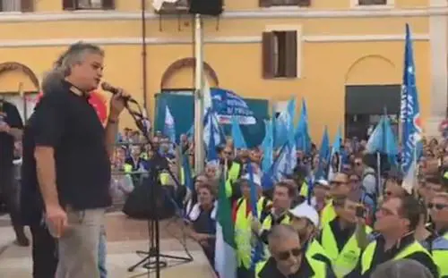 Sindacati di polizia contro il governo:  "Si tenga i 10 euro, non vogliamo l'elemosina"