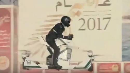 Dubai, la polizia arriva a bordo delle moto volanti