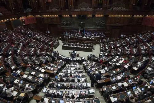 Manovra, il M5s dà la caccia agli assenti