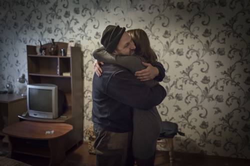Il soldato e la ballerina: una storia d'amore e le bombe in Donbass