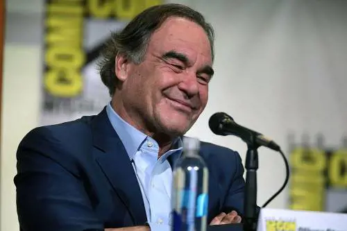 Oliver Stone difende Weinstein: "Basta pettegolezzi, aspettiamo il processo"