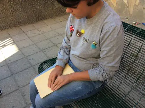 Mara, studentessa cieca in una classe-pollaio di 34 alunni