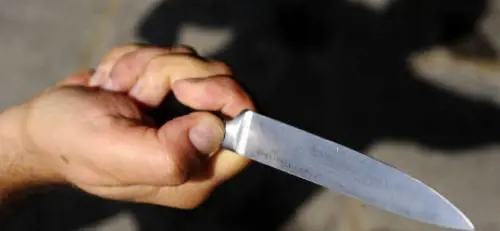 Spoleto, ore di paura: sperona i vigili e minaccia con un coltello