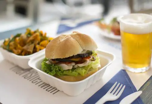 Il fast-food con cassiere filippine: "È vero che non troviamo italiane"
