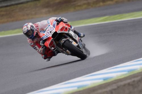 Dovizioso show sotto la pioggia: Marquez battuto all'ultima curva 