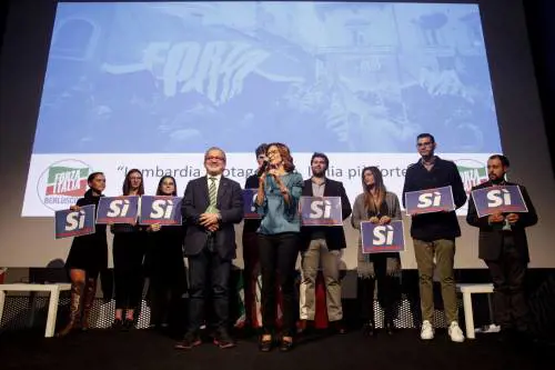 Referendum, azzurri in campo per il Sì. Maroni: "Per noi Silvio è immortale"