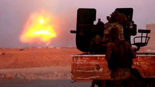Raqqa, i jihadisti dell'Isis in ginocchio: usano 400 civili come scudi umani