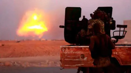 Raqqa, i jihadisti dell'Isis in ginocchio: usano 400 civili come scudi umani