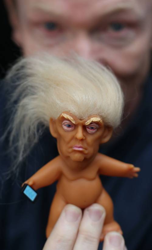 Dublino, in vendita bambola Troll raffigurante Donald Trump