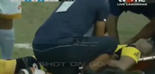 Indonesia, dramma in campo: il portiere muore dopo lo scontro