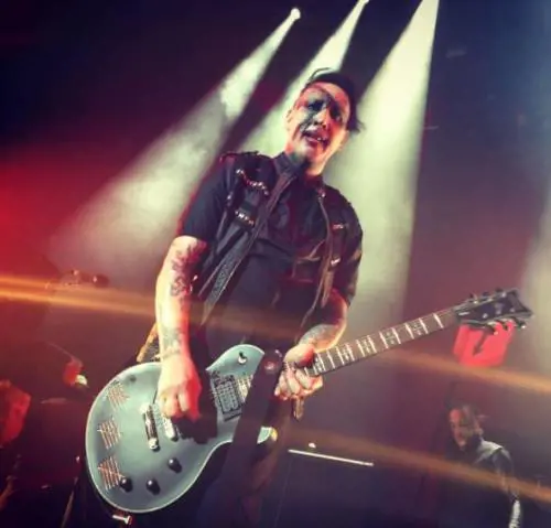 Marilyn Manson: "Mio padre è morto reggendosi il pacco con una mano"