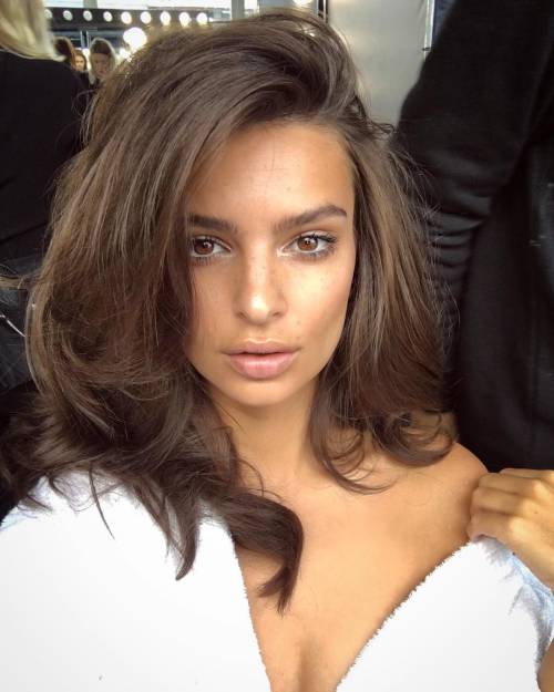 Emily Ratajkowski, sexy in accappatoio