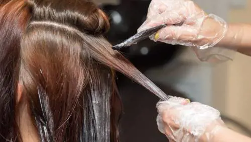 Medico lancia l'allarme: "La tinta per i capelli provoca il tumore"